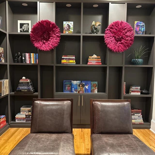 Objets artisanaux africains Karioska mis en scène dans un intérieur contemporain