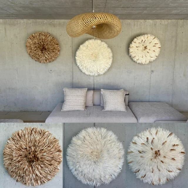 Objets artisanaux africains Karioska mis en scène dans un intérieur contemporain